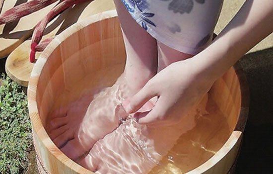 三伏天泡脚的好处 夏季泡脚加点料更缓解伏天乏力