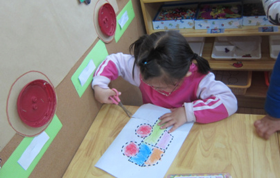 幼儿如何使用剪刀 幼儿学用剪刀是由简到难