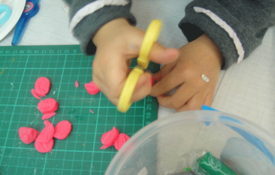 幼儿如何使用剪刀 幼儿学用剪刀是由简到难