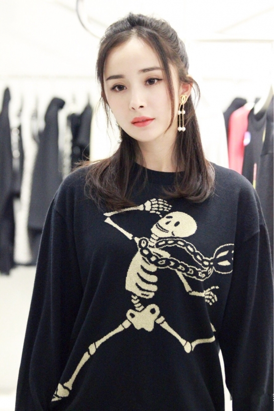 杨幂半扎丸子头图片 美得让人窒息！
