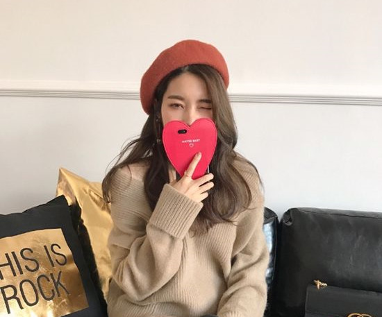 微卷长发发型 今年就流行这种微卷长发