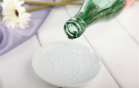 脸上有痘痘可以用白醋洗脸吗 破坏角质层后果极为严重