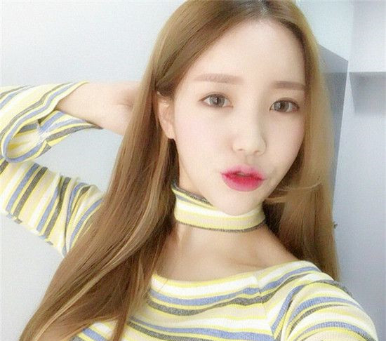 头发颜色2024流行色 时髦girl都喜欢这些发色