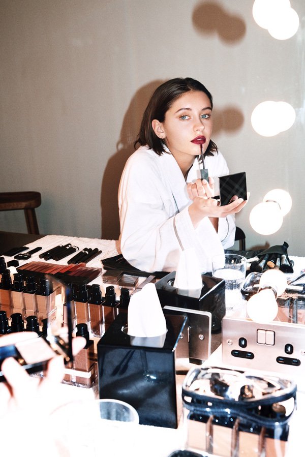 Iris Law 倾情演绎全新Burberry唇膏广告大片