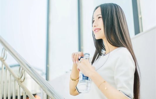 男人暗恋女人举动 男人暗恋你的6个放电信号