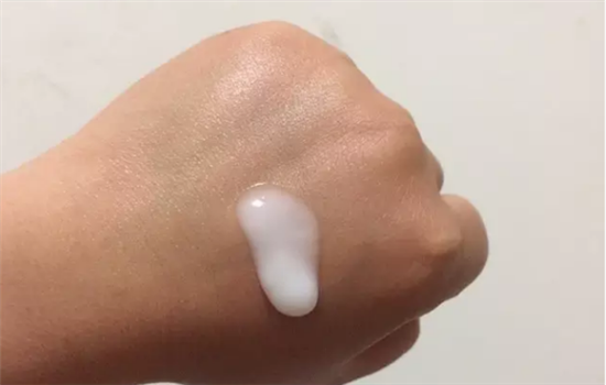 ipsa流金水配什么乳液 这样组CP才能改善你的皮肤