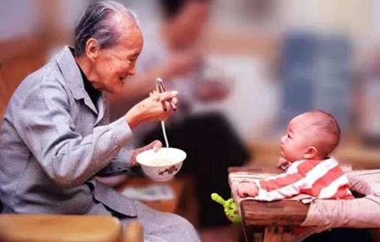 婚后跟公婆住一起好吗 有好也有不便之处