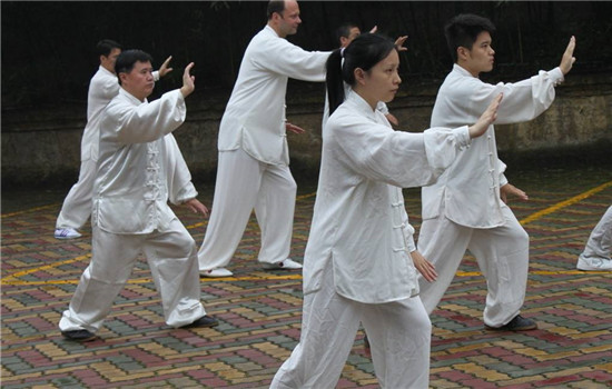 打太极拳为什么膝盖疼 或是锻炼姿势不恰当