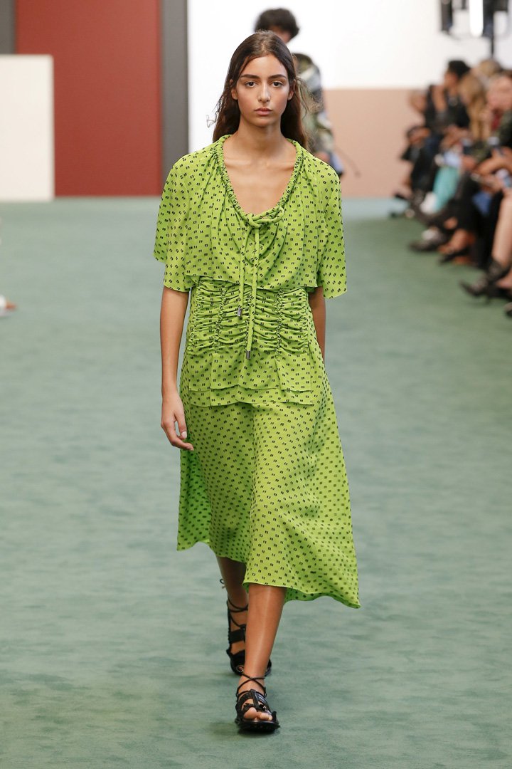Carven（卡纷）2024巴黎时装周时装秀