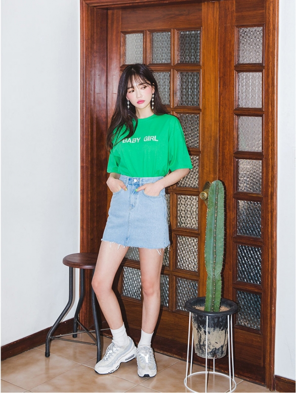 T恤配牛仔裙怎么搭配　塑造夏日俏皮少女范儿