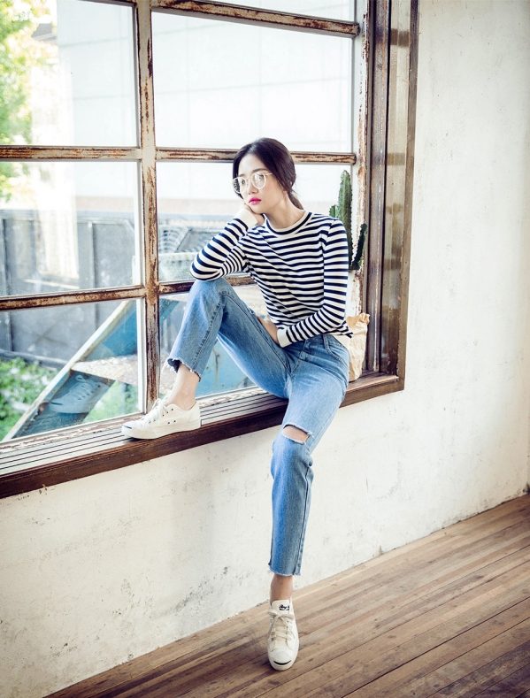 黑白条纹T恤搭配什么裤子 文艺小少女