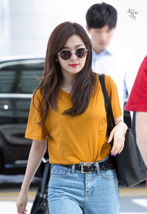 牛仔裤+时髦T恤   打造初夏最美look