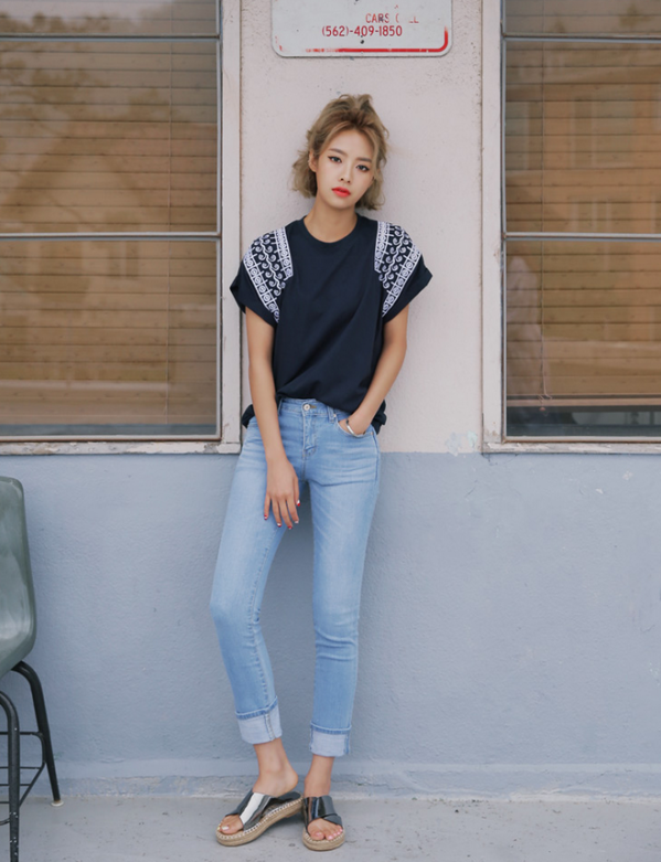牛仔裤+时髦T恤   打造初夏最美look
