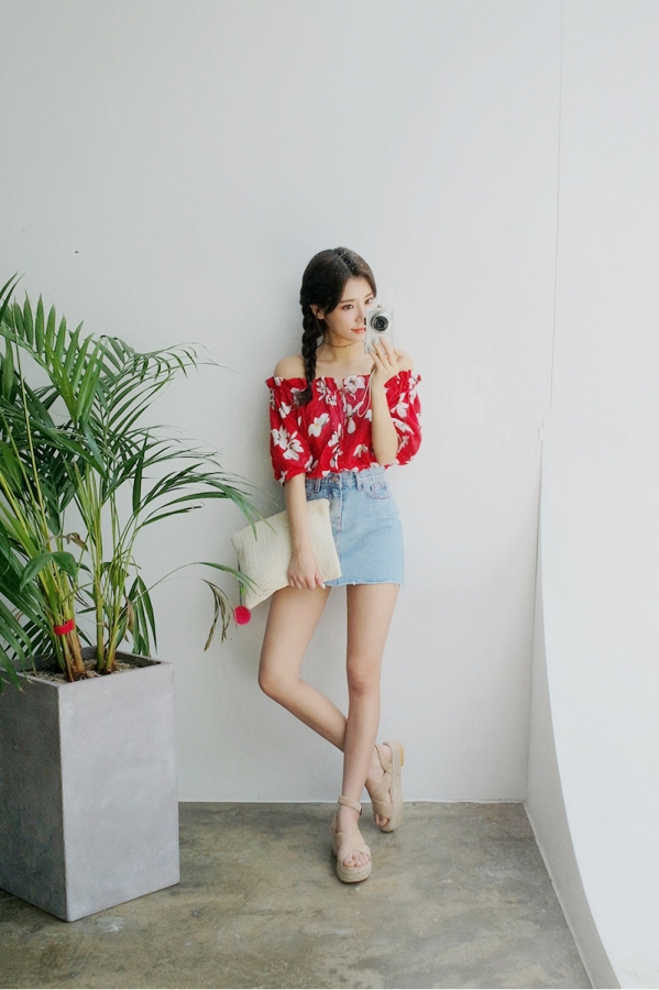 浅蓝色牛仔裙配什么上衣 独具小清新少女风