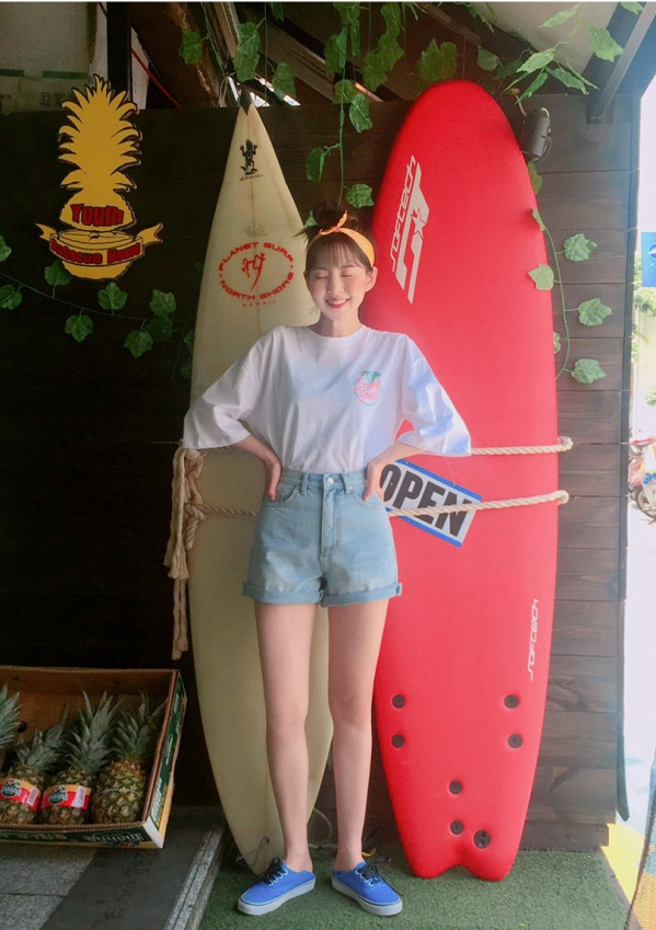 浅蓝色牛仔短裤配什么上衣 打造夏日小清新