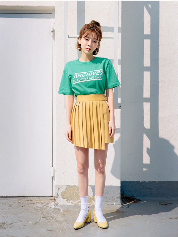 T恤配百褶裙 尽显俏皮少女范儿