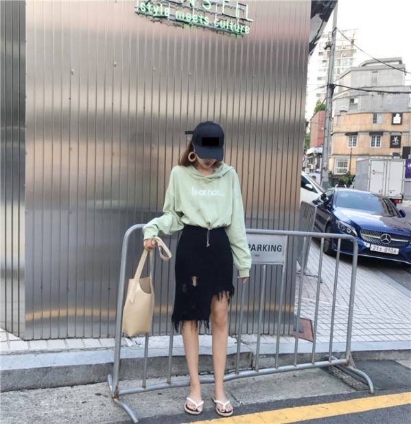 卫衣配短裙好看吗 这样搭配时尚度up up up!