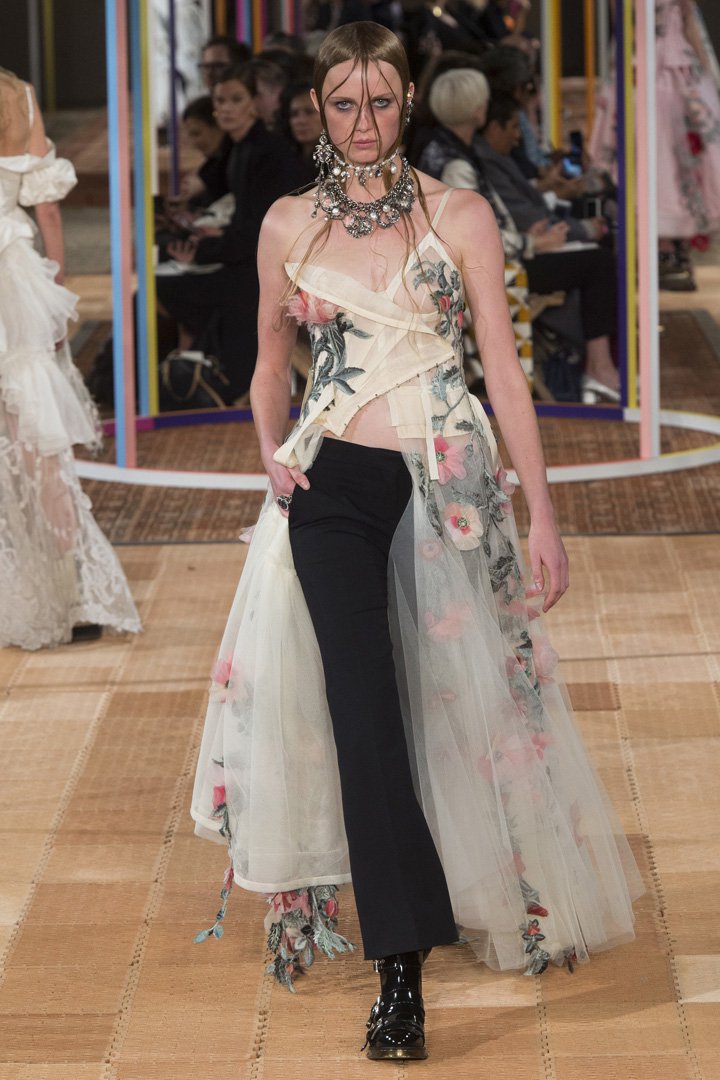 Alexander McQueen 2024巴黎时装周时装秀