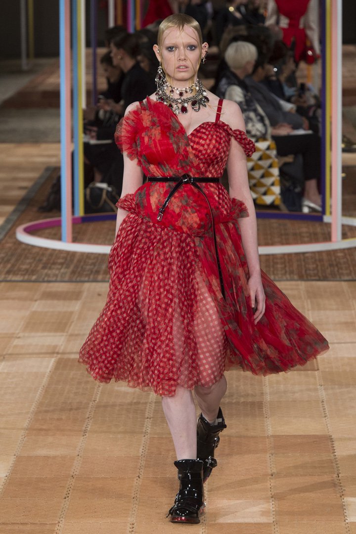 Alexander McQueen 2024巴黎时装周时装秀