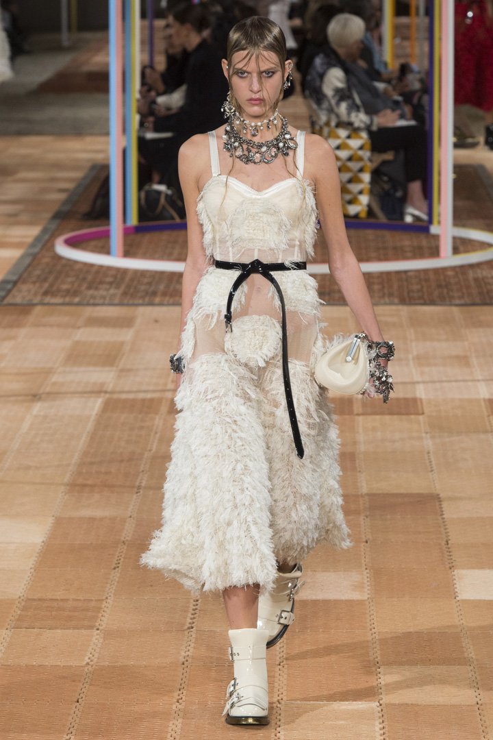 Alexander McQueen 2024巴黎时装周时装秀