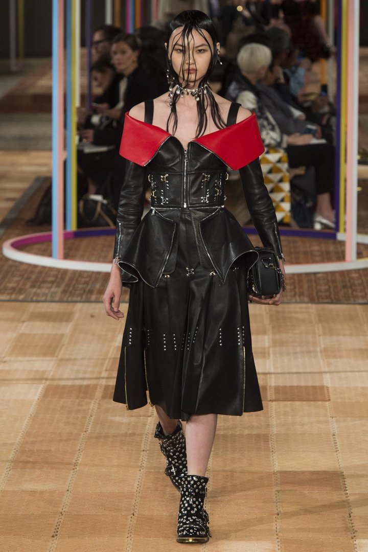 Alexander McQueen 2024巴黎时装周时装秀