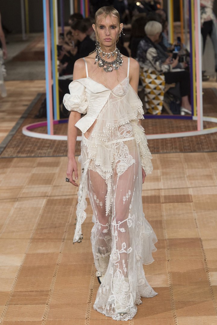 Alexander McQueen 2024巴黎时装周时装秀