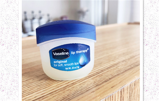 vaseline唇膏好用吗 美国凡士林护唇胜在白菜大罐滋润