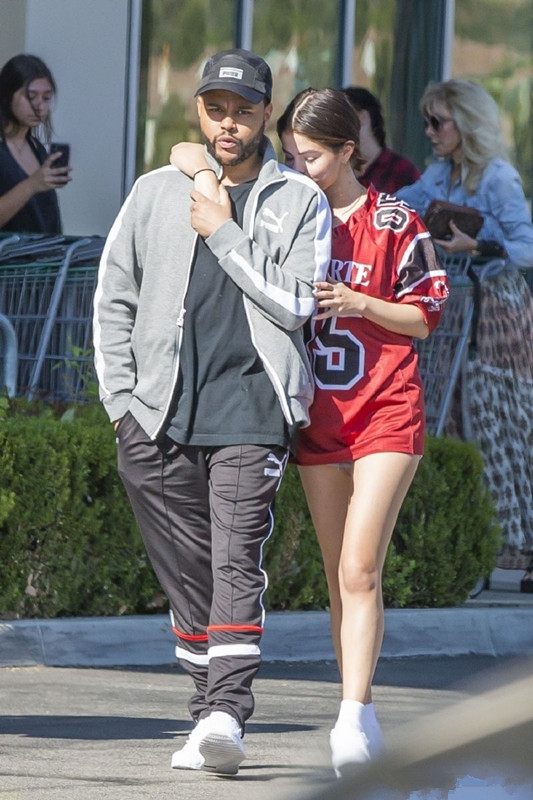  Selena Gomez 与男友街头大秀恩爱 球服情侣装配一脸