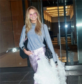 超模Romee Strijd  维密纽约街拍 手拿白色翅膀潮范十足粉丝纷纷打call