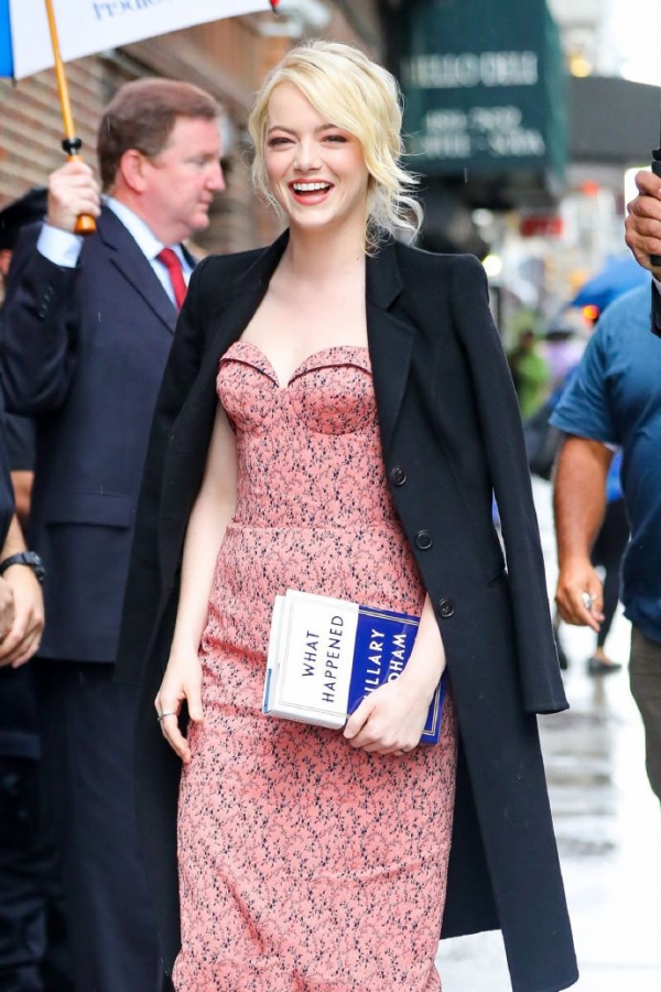 emma stone最新街拍 粉色抹胸裙搭配西装外套美似白雪公主