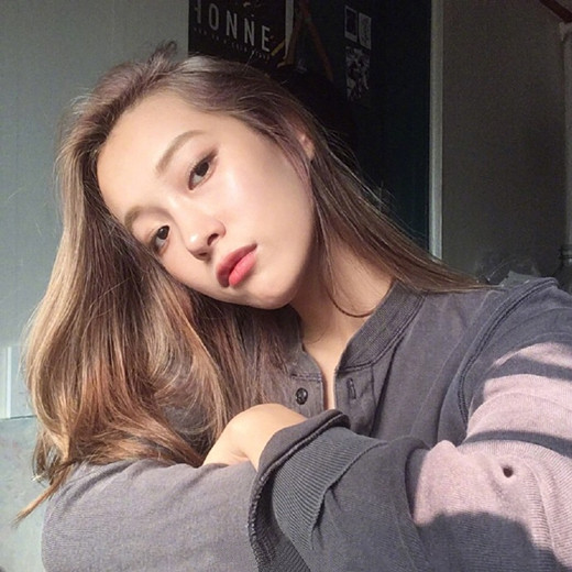 女生栗色头发图片 染后一定能为你颜值加分