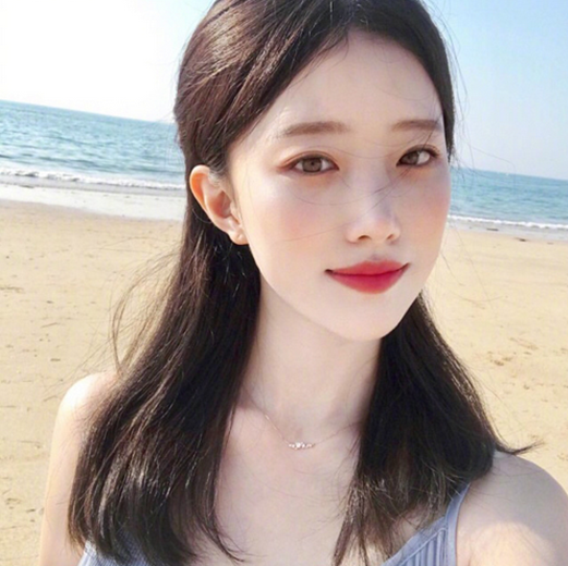 女生发型中长发 卷发or直发会更爱一个