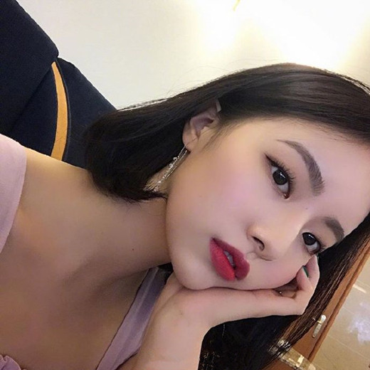 黑色短卷发发型图片 时髦不显老气