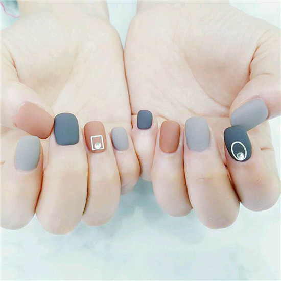 秋冬适合的美甲颜色 秋冬专属色