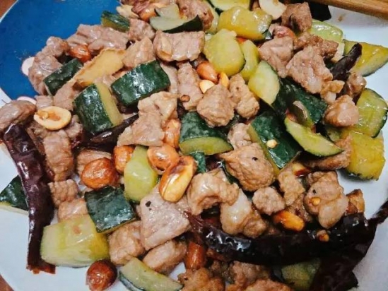 宫保鸡丁的家常做法 晚饭一道菜就够了