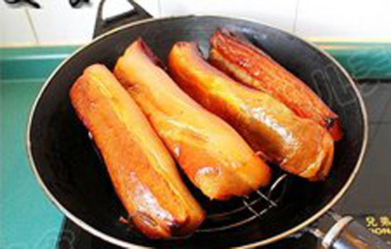烟熏腊肉的做法 家庭如何自制有烟熏味的腊肉