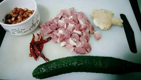 宫保鸡丁的家常做法 晚饭一道菜就够了