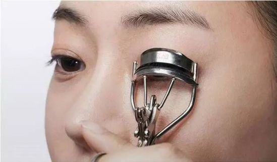 假睫毛怎么帖 化妆小白看过来