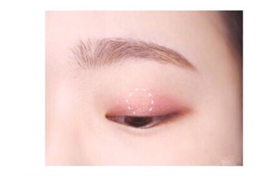 桃花眼影画法步骤图解 单眼皮也能hold住的桃花眼妆