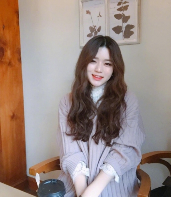 2025长发烫发发型图片 甜系少女长卷发超惹人爱