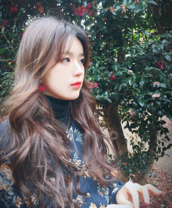2025长发烫发发型图片 甜系少女长卷发超惹人爱