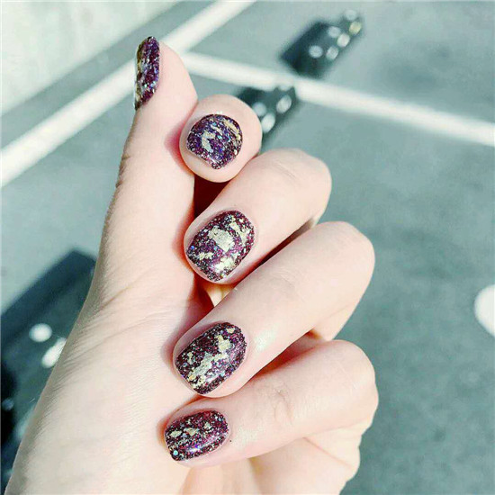 冬季酒红色美甲图片 最显手白的美甲色