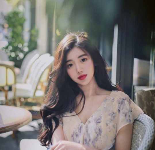 中分卷发发型图片 韩国美女可全在留