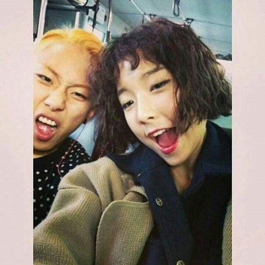 女生小卷短发 格外时髦洋气