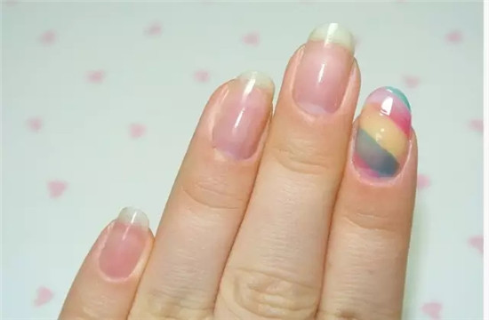清新五彩格子美甲教程  秋冬最亮眼的风景