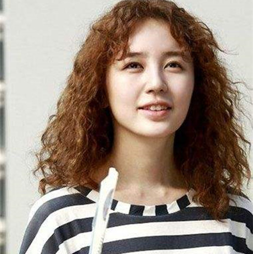 女生小卷发型 当下就流行小卷烫发呢