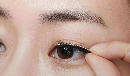 假睫毛怎么帖 化妆小白看过来