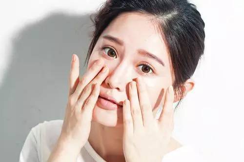 韩国清透的底妆怎么化 轻薄底妆棉签打造法