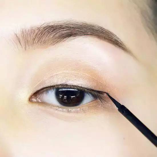正确的淡妆化妆步骤 教你快速画好完美淡妆