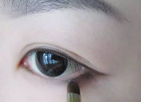如何画好眼部妆容 教你几招精致妆容就靠她们了